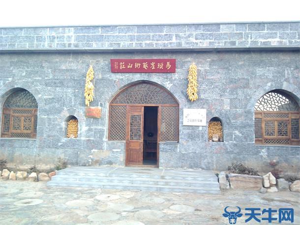 山海经-天牛网-马头崖艺术山庄-纯巨石搭建而成-造价300万